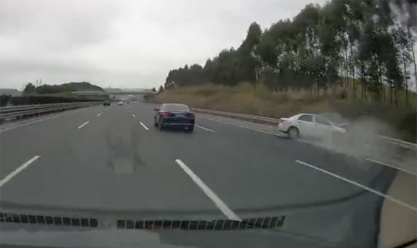 广西一轿车高速上连续变道致后车失控,交警:后车超速同担责